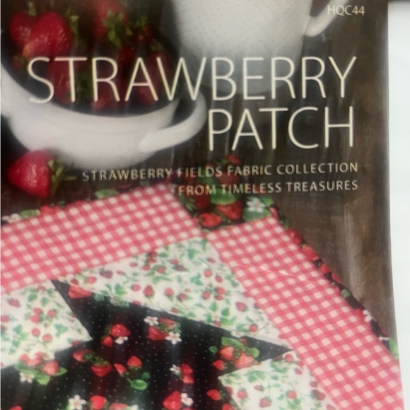 Annie’s Holiday Quilters Club Strawberry Fields Fabric - Picture 2 of 6